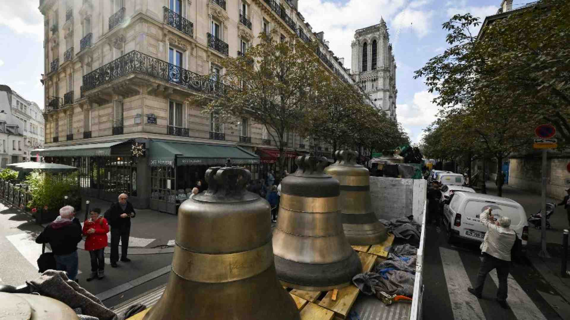 Immagine di In fila sui tir attraverso Parigi: così le campane sono ritornate a Notre-Dame