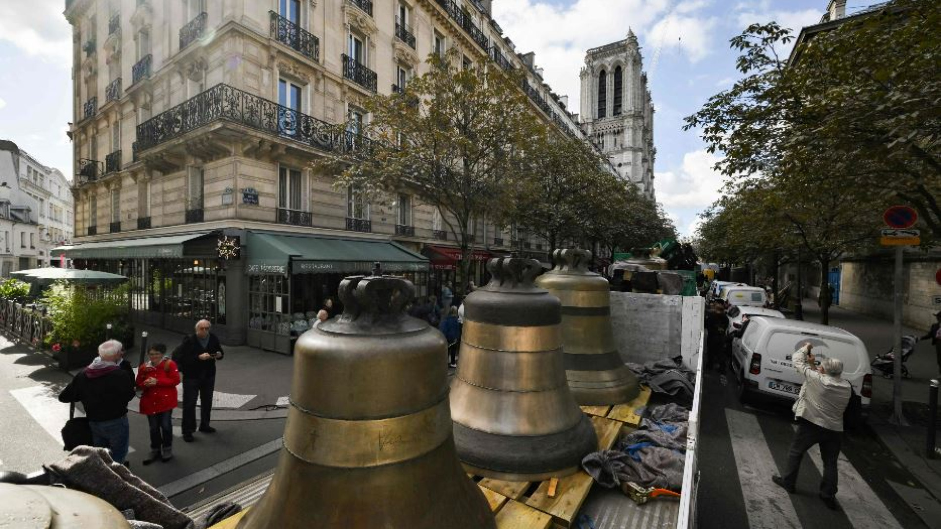 Immagine di In fila sui tir attraverso Parigi: così le campane sono ritornate a Notre-Dame
