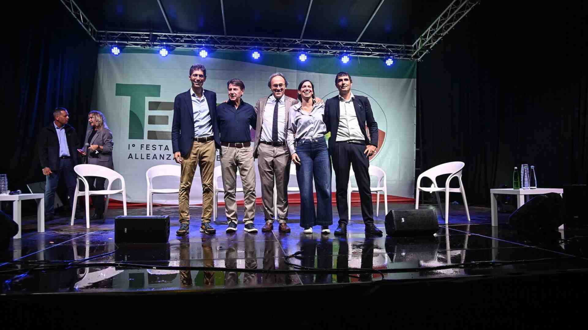 Immagine di Il campo largo si ritrova alla festa di Avs tra proclami di unità e qualche fischio su Renzi e Ucraina