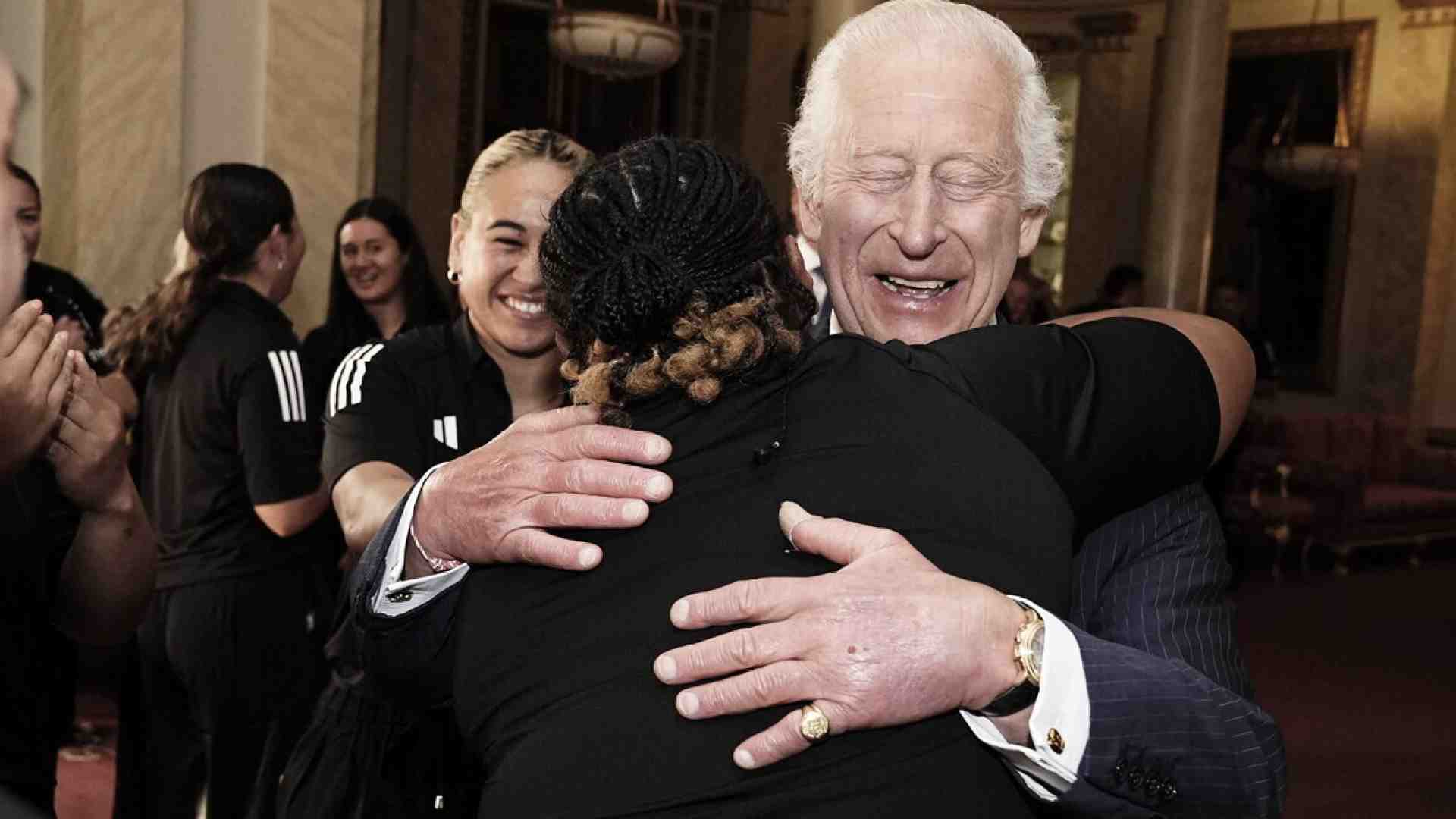 Immagine di Re Carlo nella mischia: il colbacco d’orso delle Guardie e un’idea per il governo