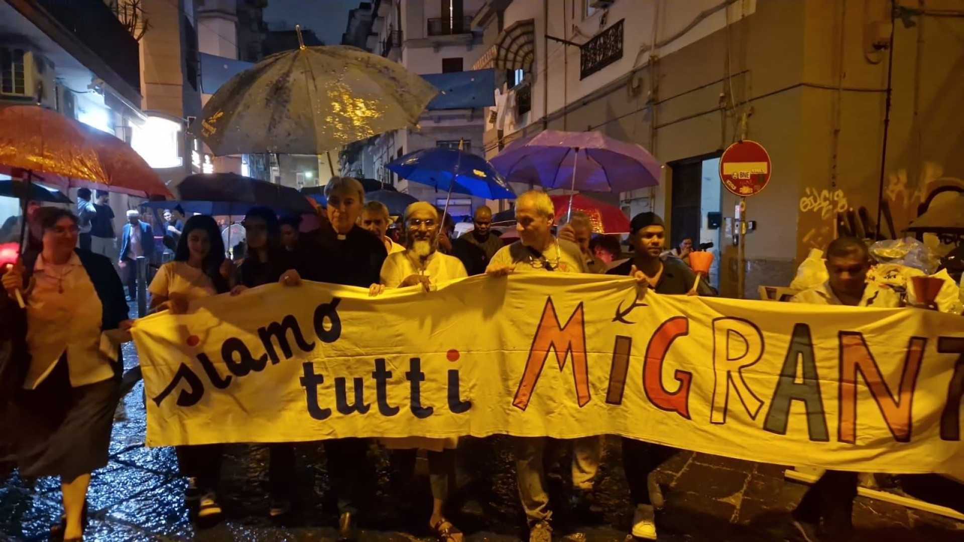 Immagine di Napoli, la fiaccolata per i migranti morti dimenticati
