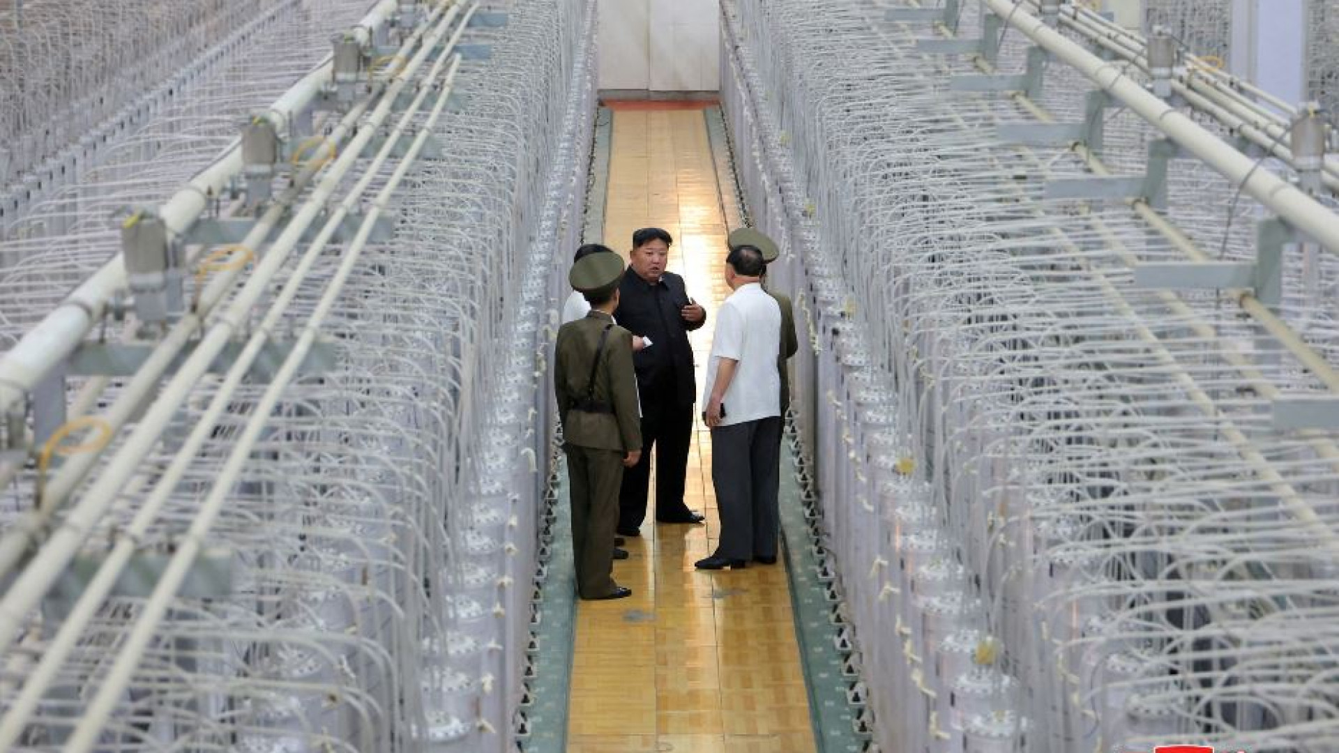 Immagine di Kim svela per la prima volta gli impianti per arricchire l'uranio