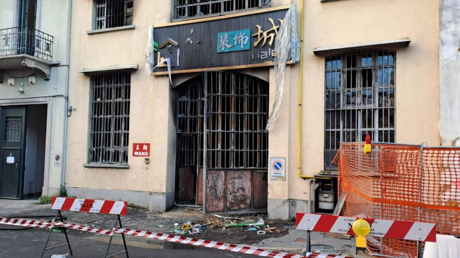 Immagine di Tre ragazzi sono morti asfissiati nell'incendio di un emporio cinese