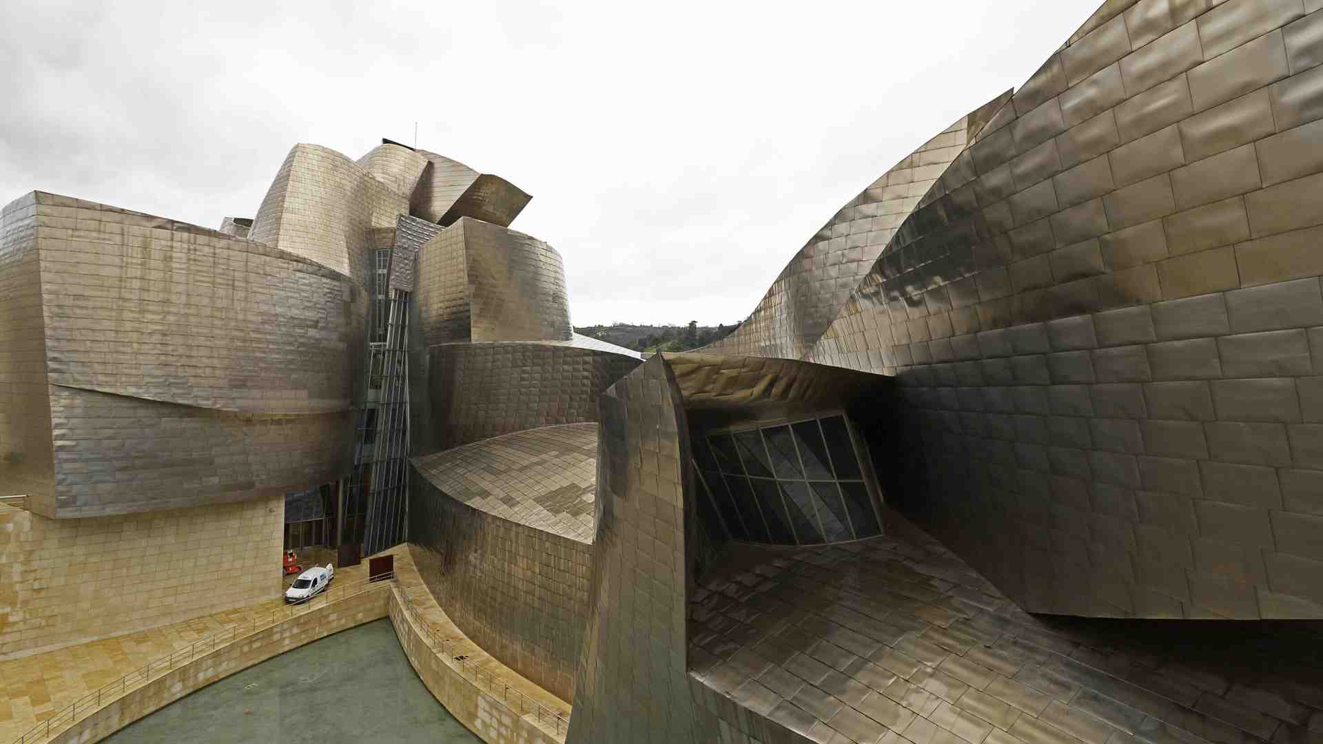 Immagine di Il cielo su Bilbao, fra curve metalliche e immense spirali