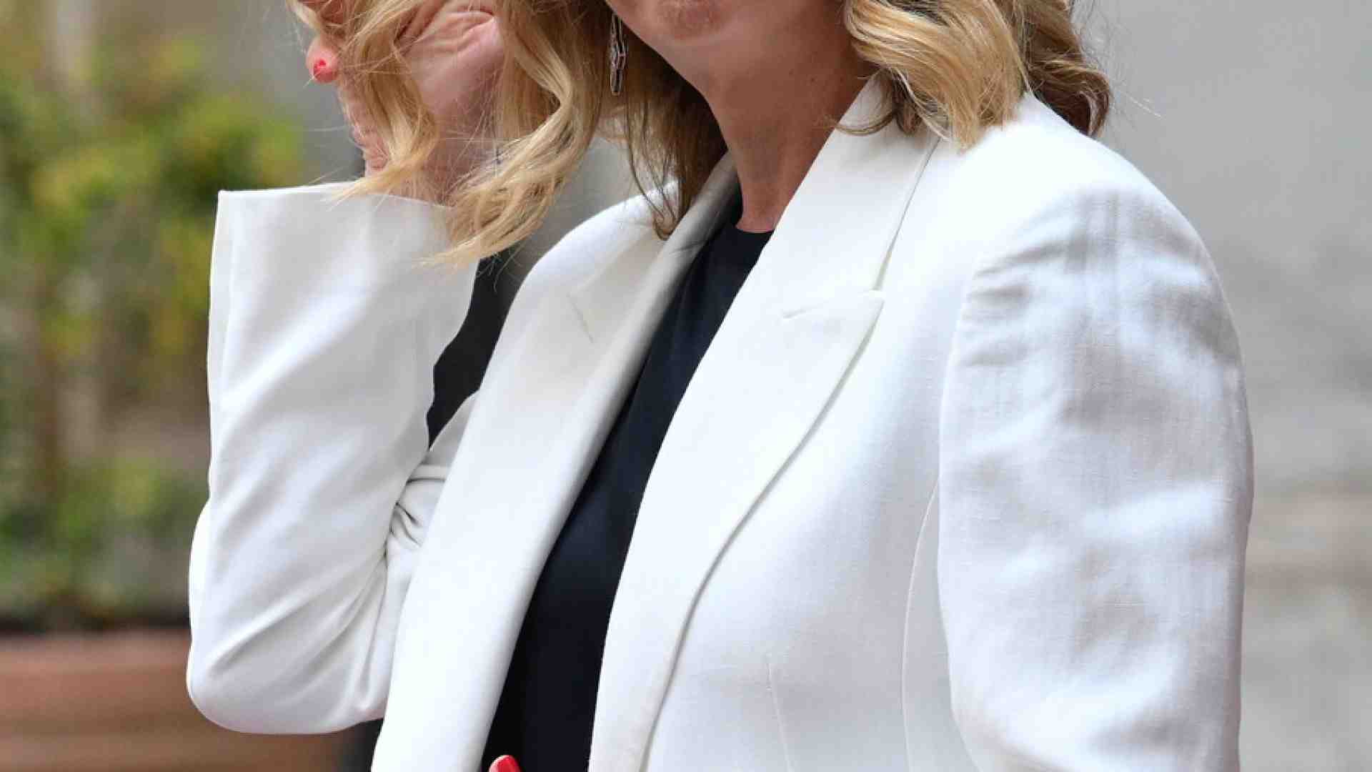Immagine di Le facce di Meloni & Co: così il governo ha somatizzato il potere. Ritocchini e bilancia contro il complotto dell'età