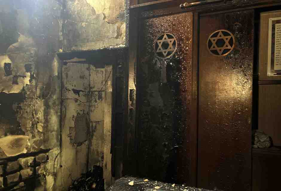 Rouen, la sinagoga dove un uomo armato ha appiccato il fuoco, a maggio 2024 (AP Photo/Oleg Cetinic) &nbsp;<br />