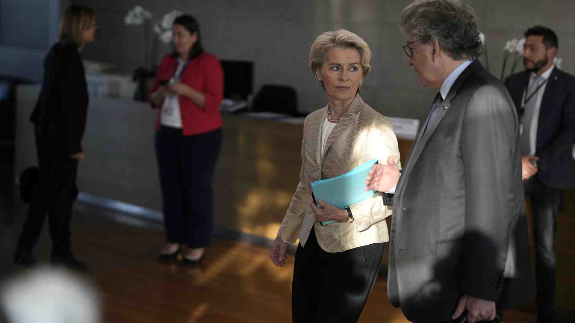 Immagine di Schiaffi tra la Francia di Macron e la Commissione von der Leyen