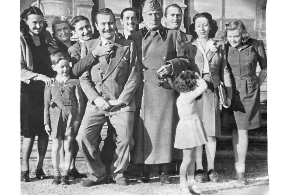 Foto di gruppo della famiglia Mussolini a Villa Feltrinelli: Monzeglio &egrave; il primo alla sinistra del Duce