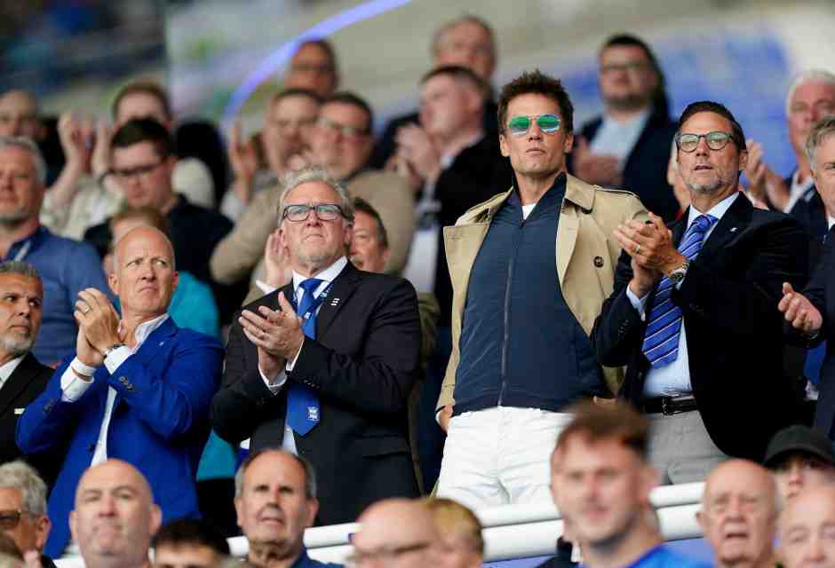 Tom Brady in tribuna durante una partita del&nbsp;<span style="font-family: "Ardina Text Book", serif; font-size: medium;">Birmingham City (foto Getty Images)</span>