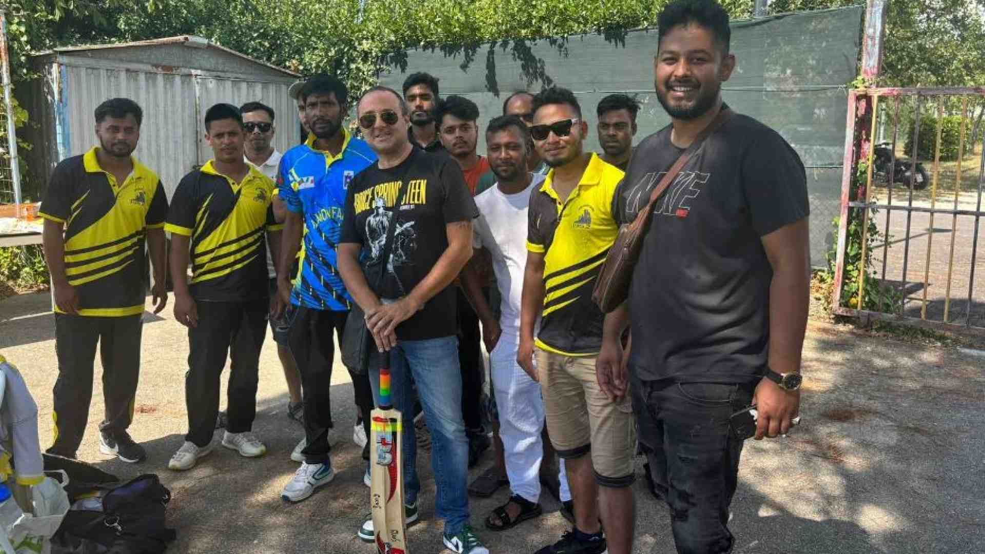 Immagine di Sami e gli altri, che al cricket non rinunciano: «Lasciateci giocare»