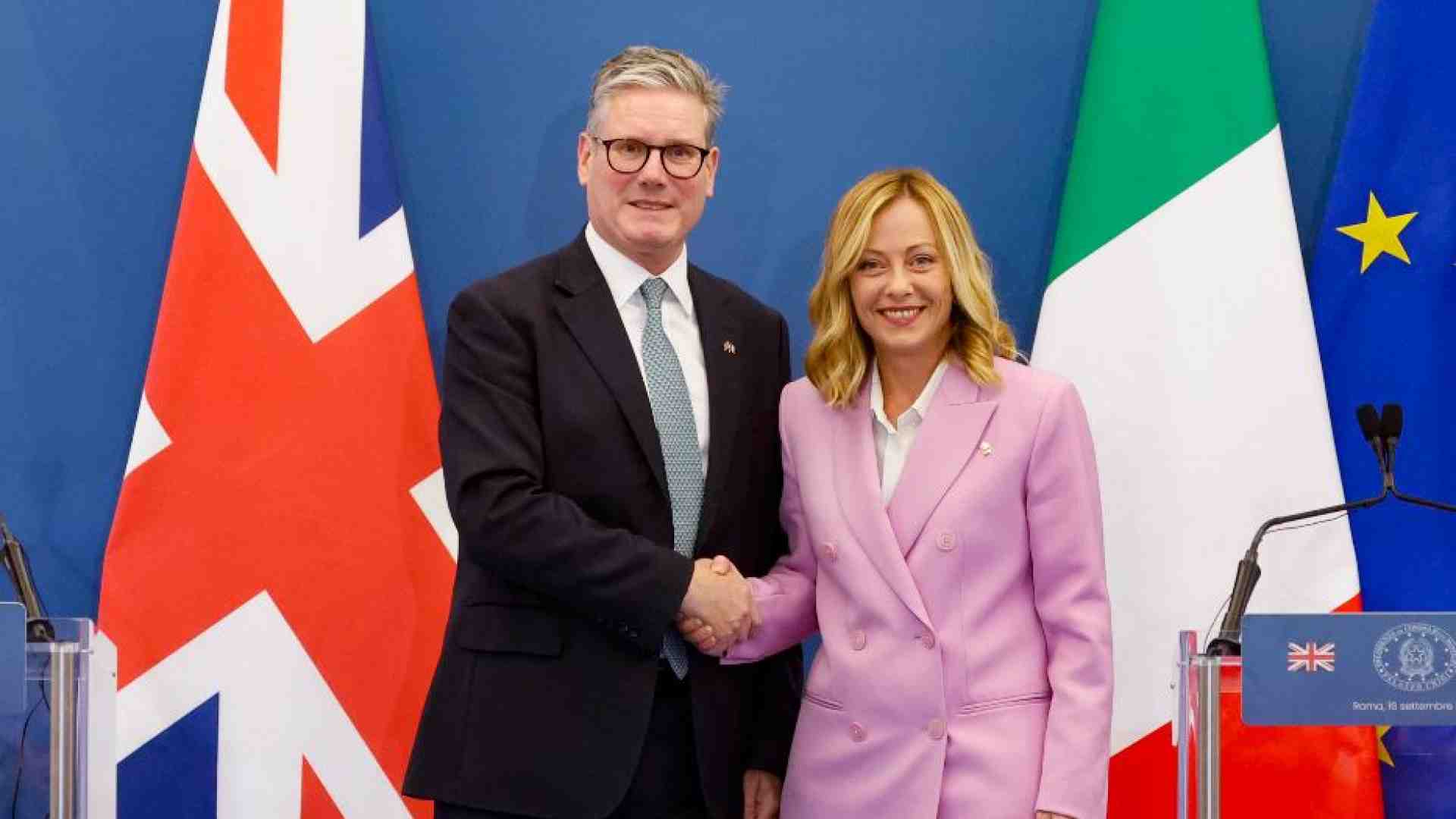 Immagine di L'asse tra Meloni e Starmer sui migranti: e scricchiola la svolta labour