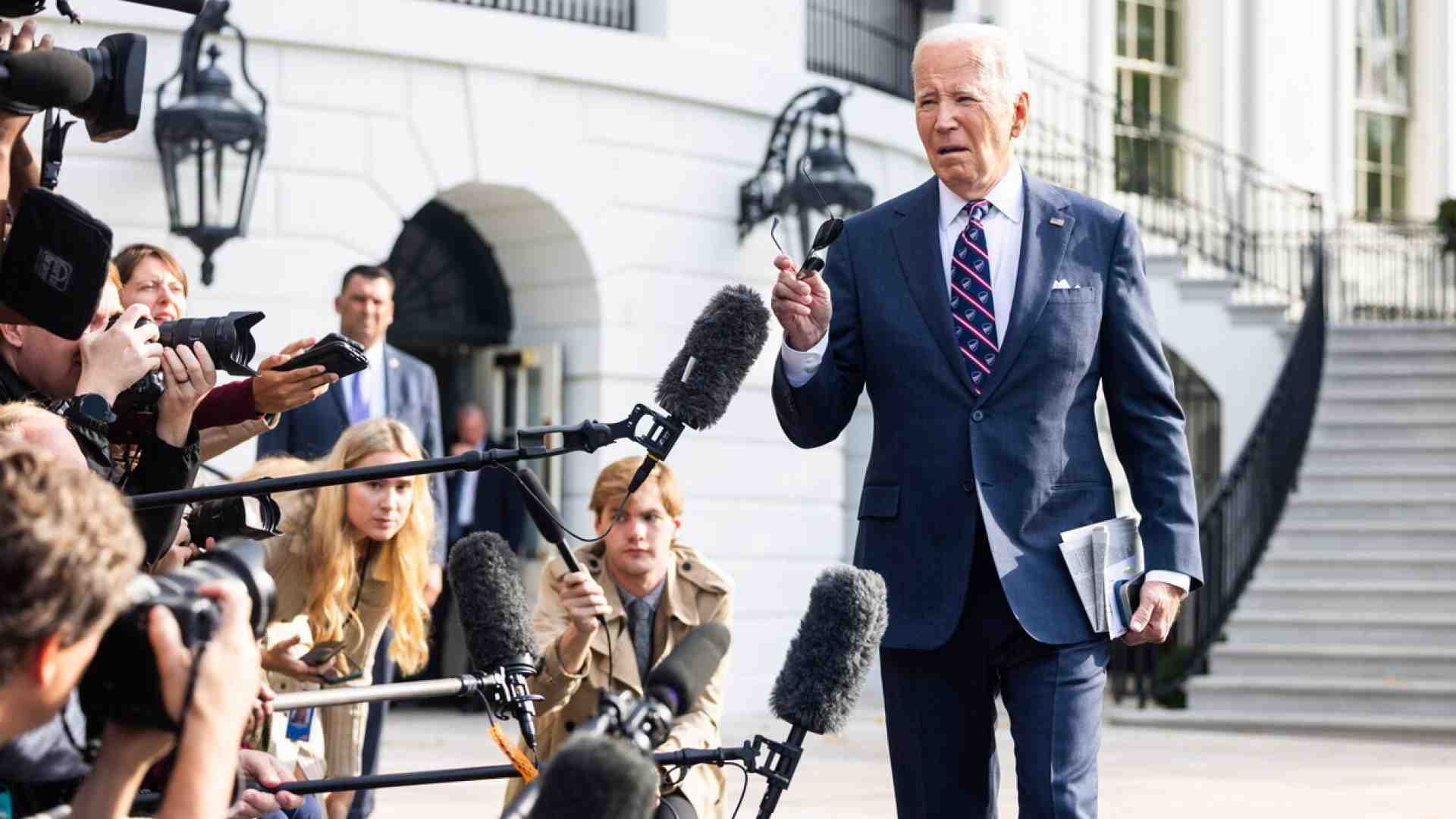 Immagine di Le armi, gli attentati, le accuse violente, i sondaggi in parità: adesso tocca a Biden calmare l'America