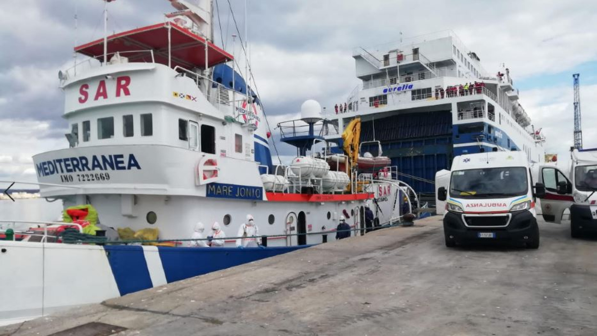 Immagine di L'ultimo diktat contro le navi Ong: «In mare senza mezzi di soccorso»