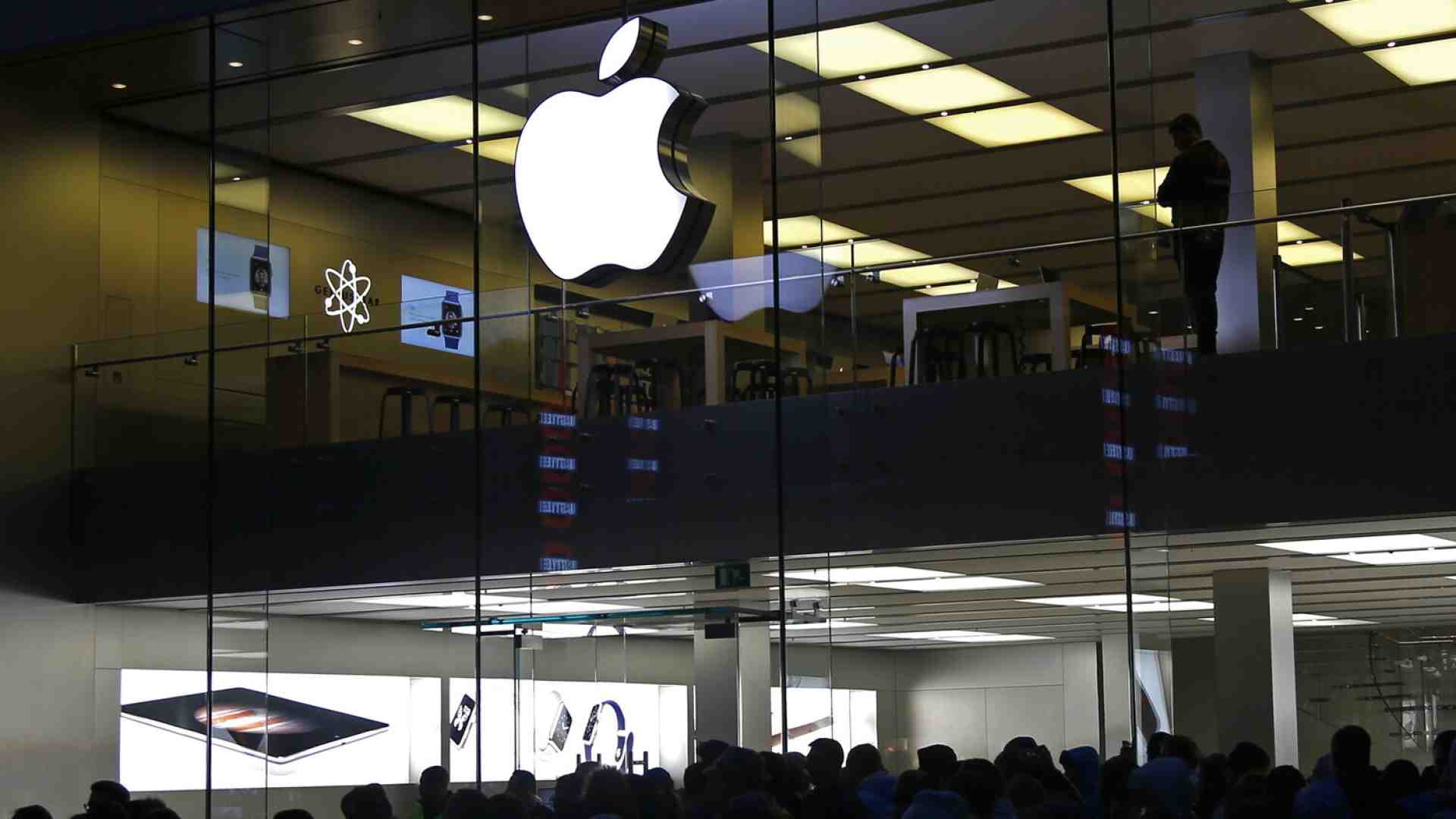 Immagine di Big Tech vs Bruxelles: Apple toglie la sua IA agli utenti europei