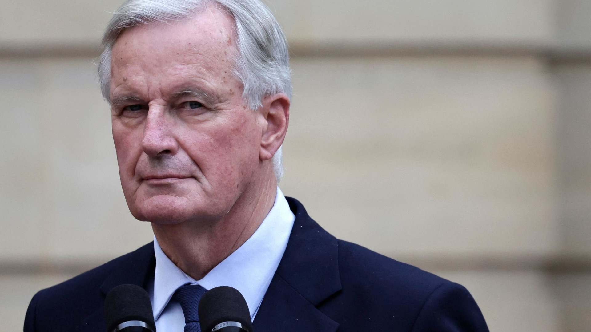 Immagine di Barnier da Macron con la lista dei ministri