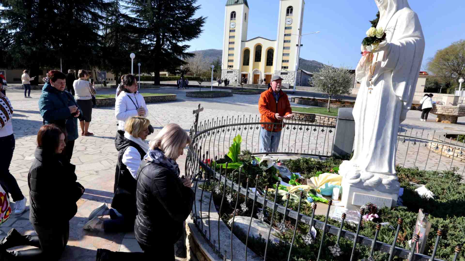 Immagine di Sì del Vaticano alla devozione e ai pellegrinaggi