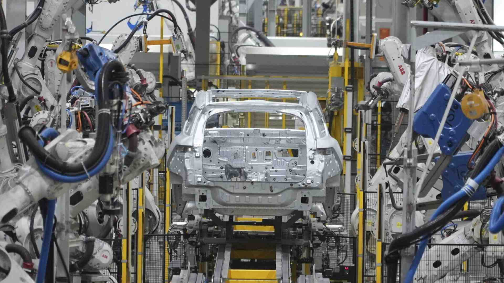 Immagine di L'auto elettrica ancora a picco in Europa: i numeri di Acea e l'appello dei produttori