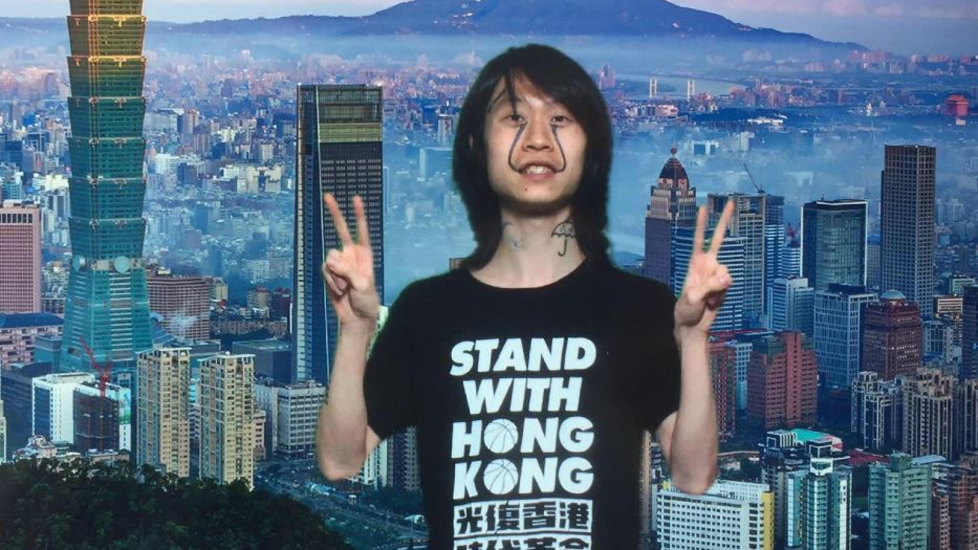 Immagine di Una t-shirt ribelle costa 14 mesi di carcere a un attivista per la libertà