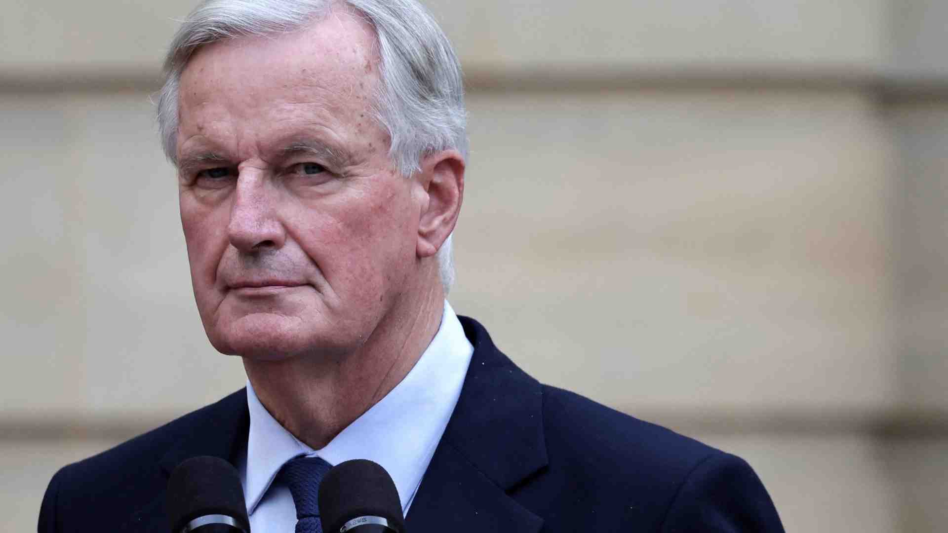 Immagine di Barnier da Macron con la lista dei ministri