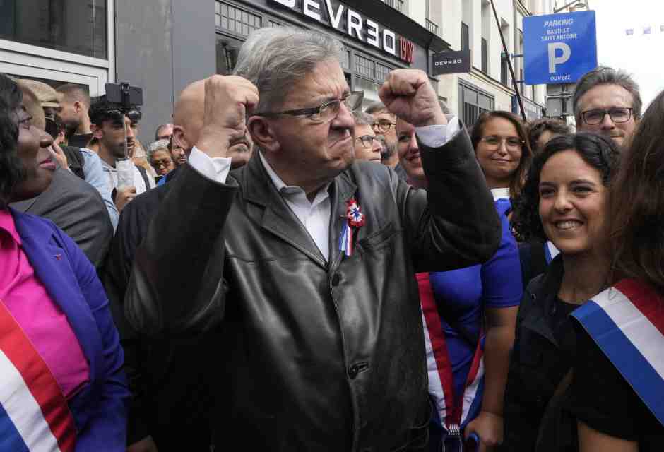 Mélenchon urla al golpe perché Macron applica la costituzione