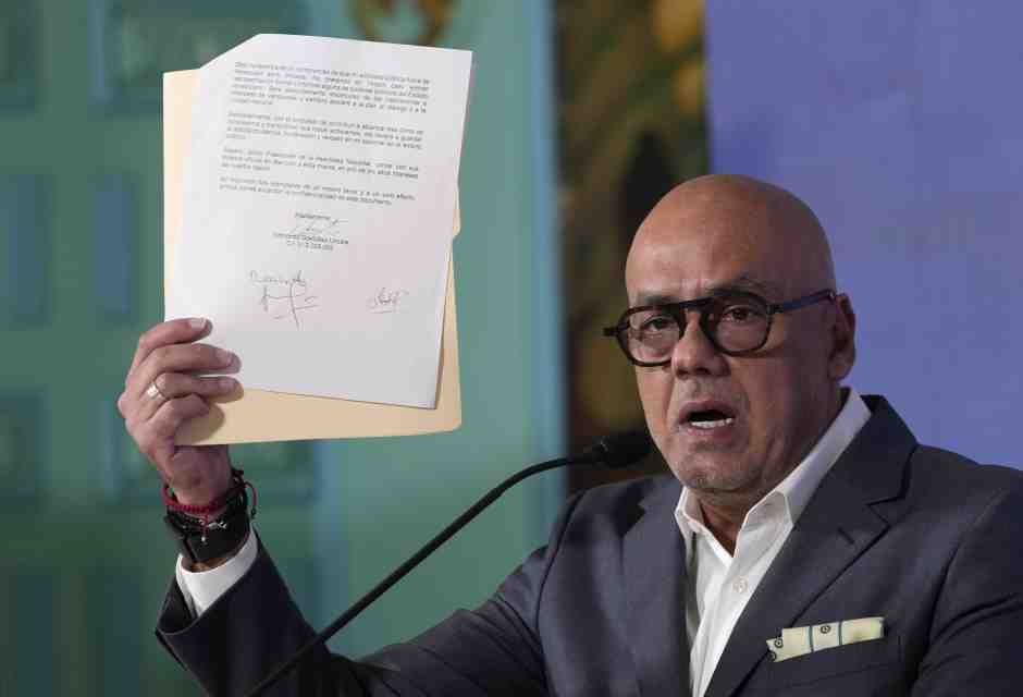 Il presidente dell&rsquo;Assemblea Nazionale del Venezuela mostra il documento firmato da Gonzalez Urrutia (Foto LaPresse)&nbsp;<br />