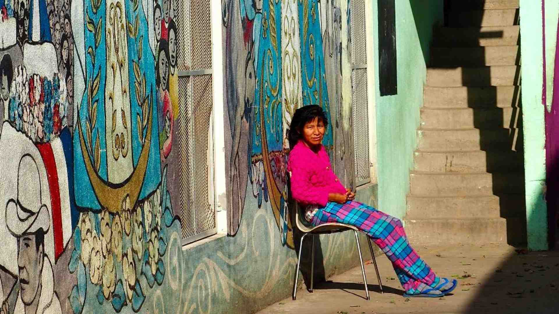 Immagine di Nei colori dei murales a La Matanza la Chiesa che vive al fianco dei poveri