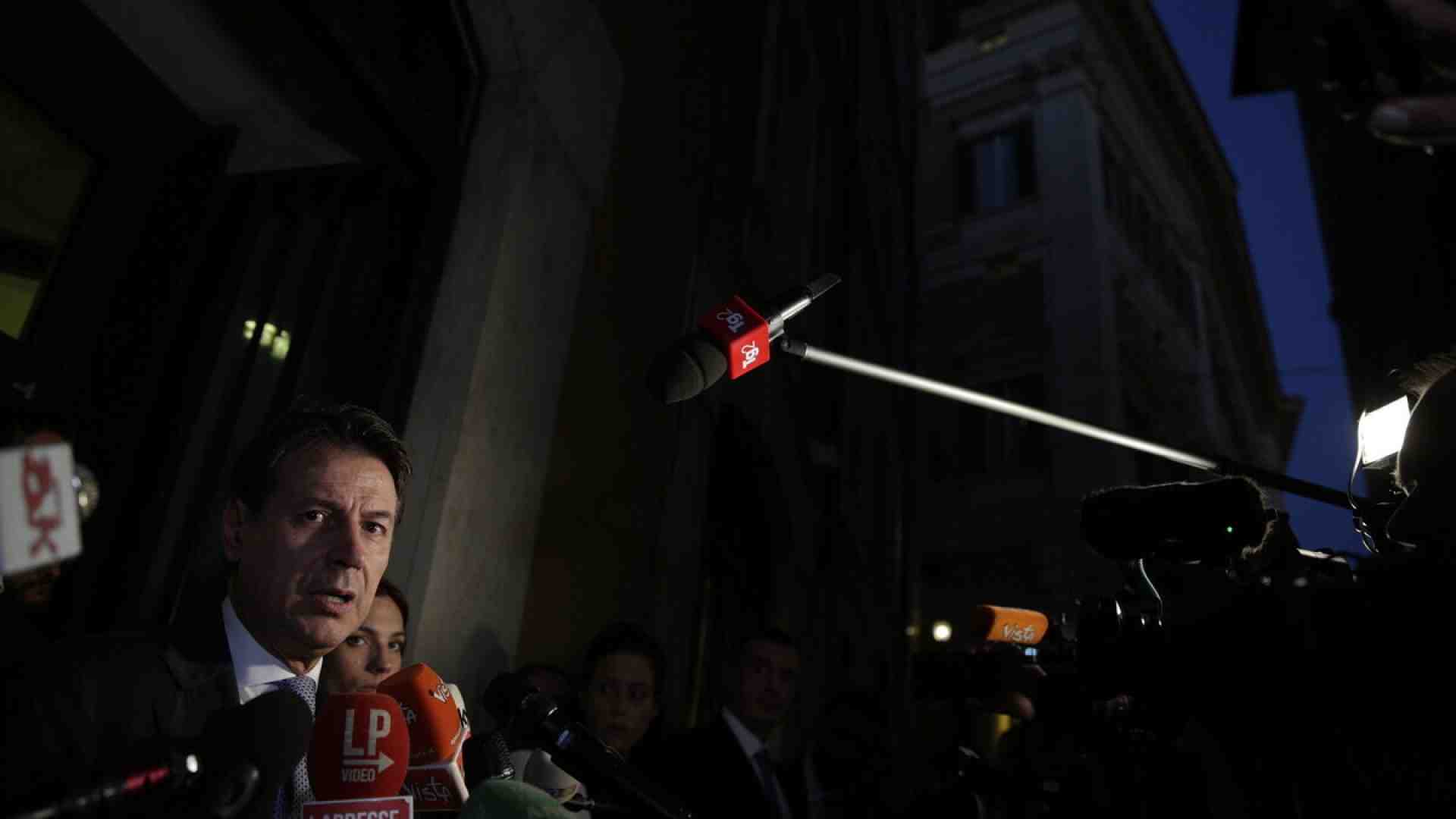 Immagine di Il M5s abbraccia il berlusconismo per paura di non poterlo odiare più