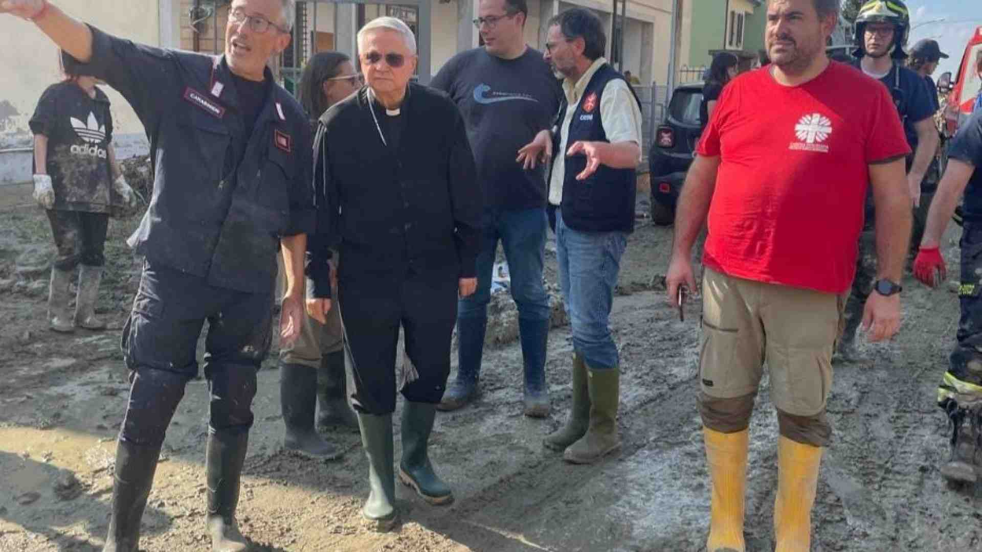 Immagine di Il vescovo nel fango, a Bagnacavallo: «Vi risolleverete»