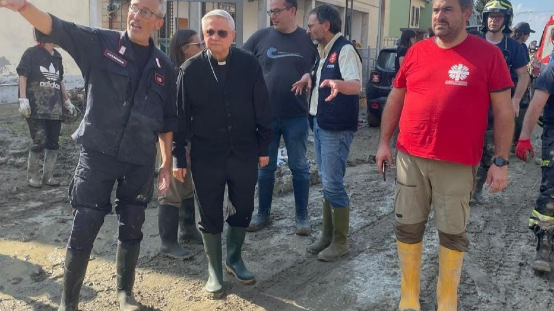 Immagine di Il vescovo nel fango, a Bagnacavallo: «Vi risolleverete»