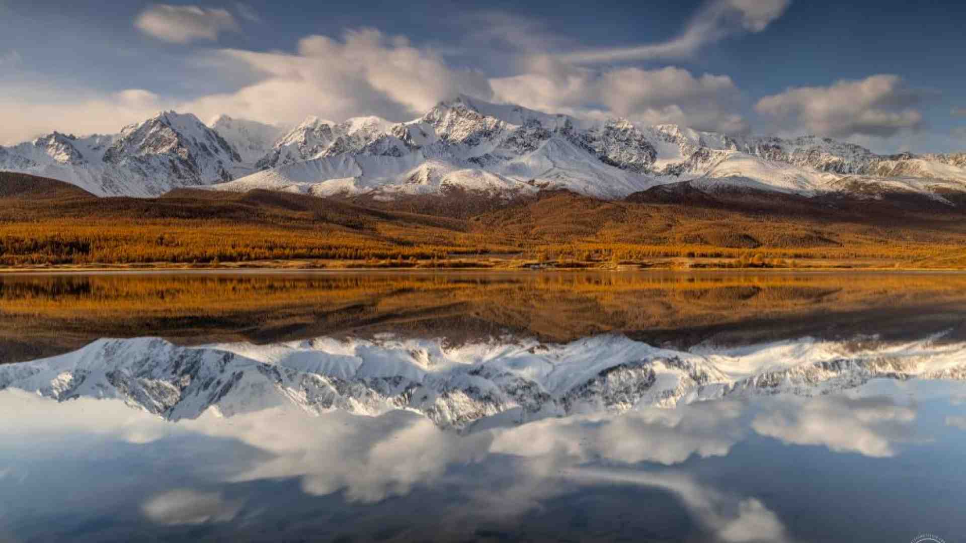 Immagine di L'autunno dipinto sui Monti Altai, le vette dorate della Siberia