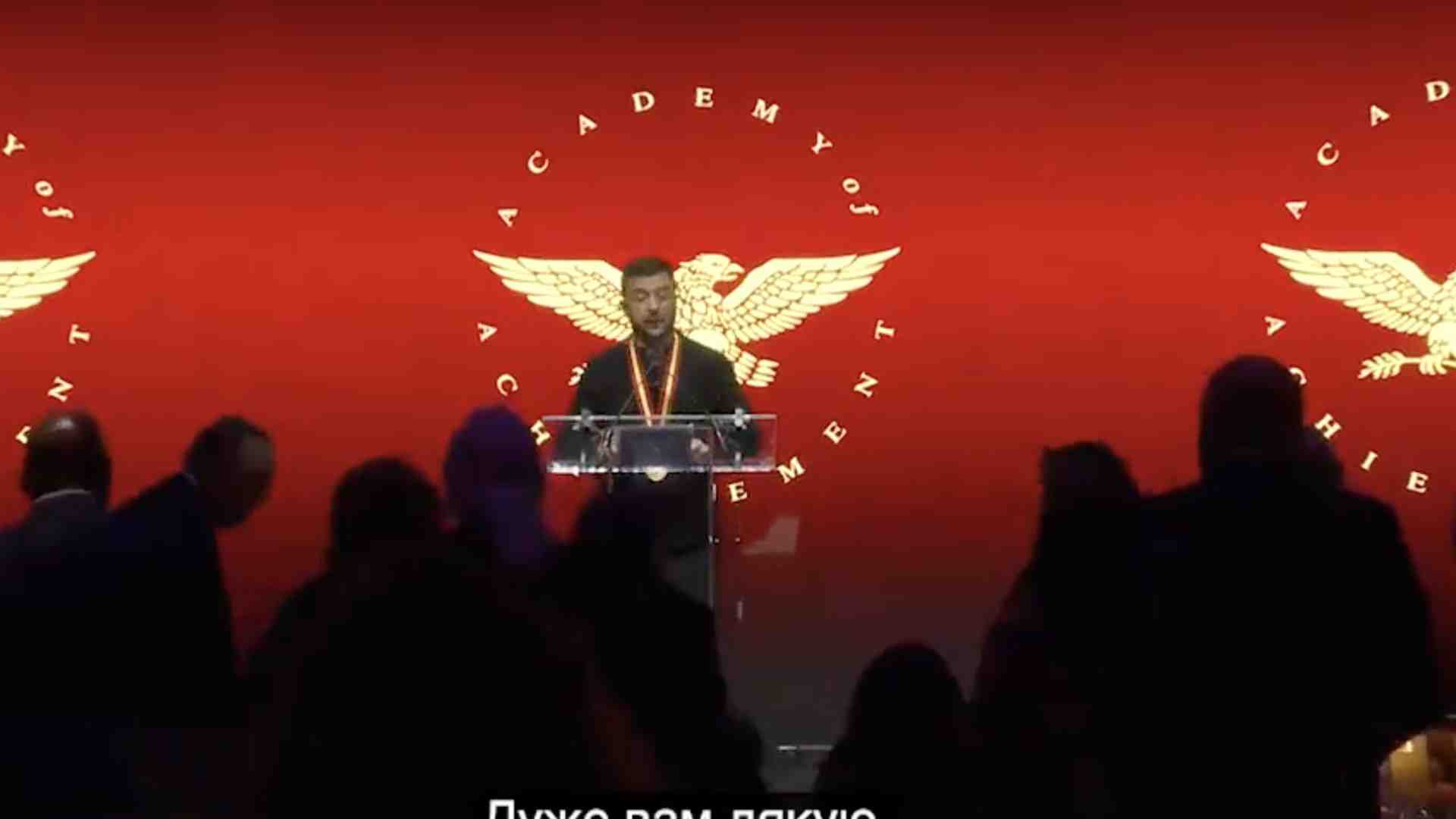 Immagine di Quasi un Nobel per la Pace: Zelensky premiato dal Golden Plate Award