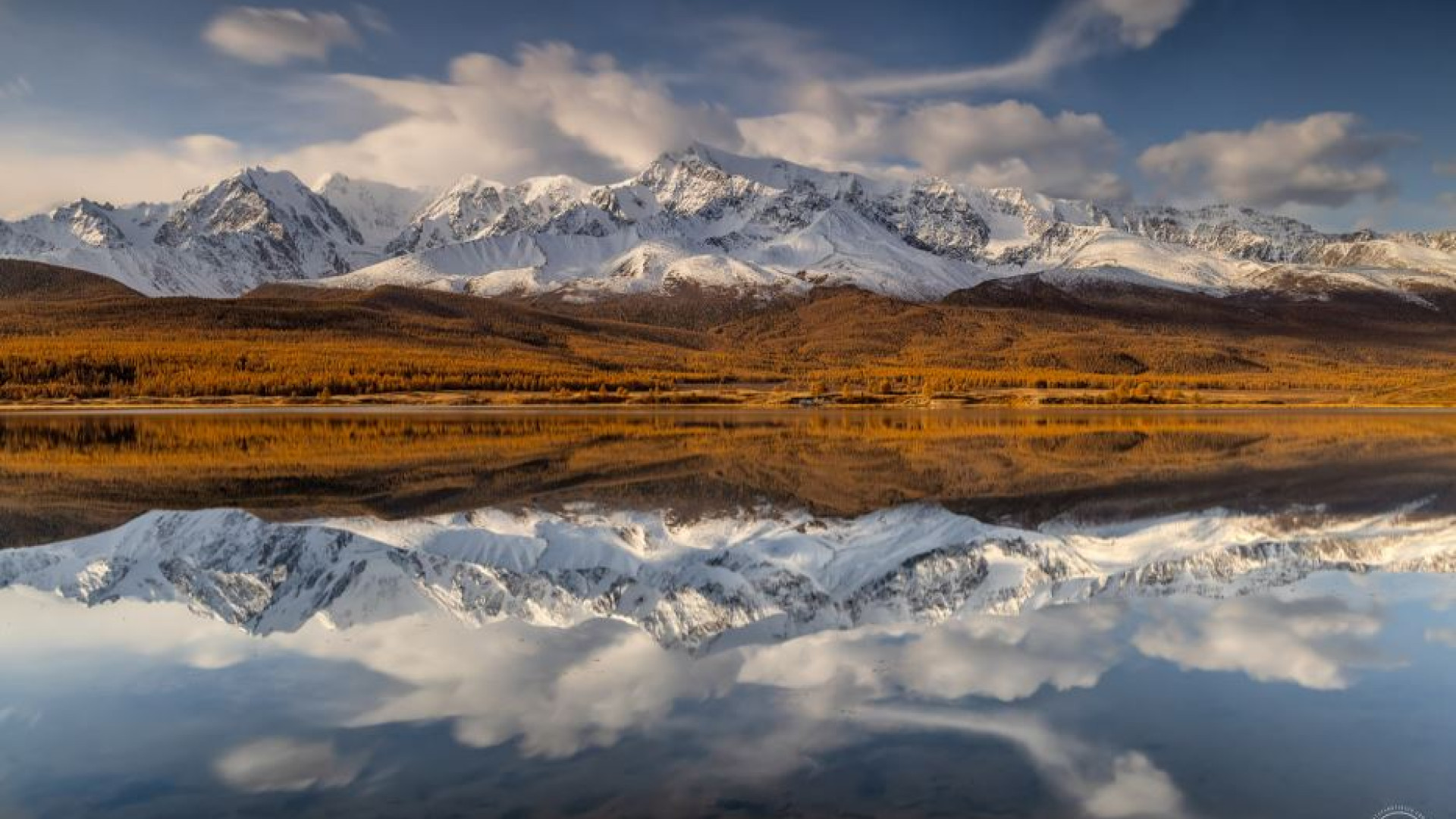 Immagine di L'autunno dipinto sui Monti Altai, le vette dorate della Siberia