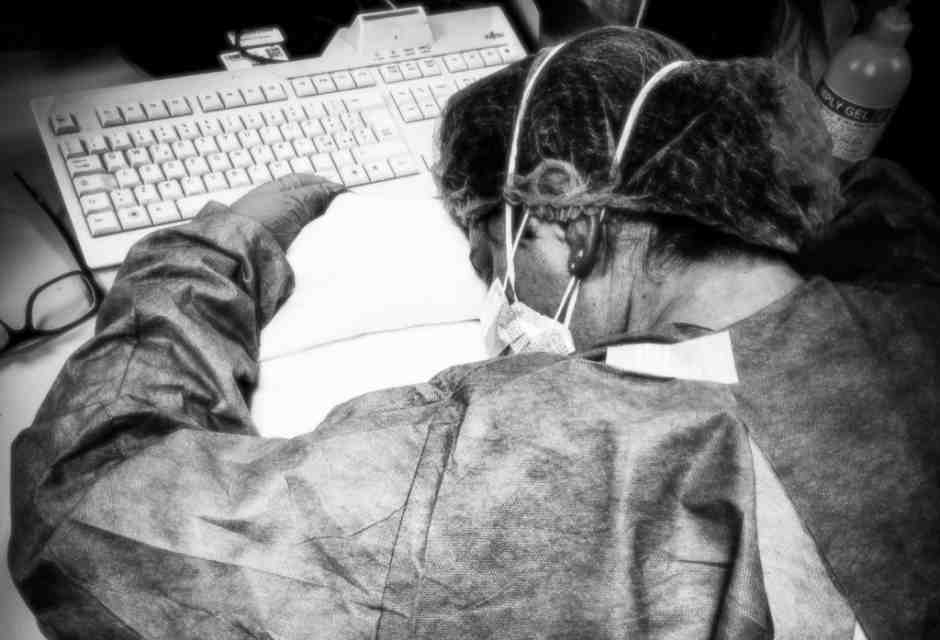 L’infermiera dell’ospedale di Cremona, addormentata sulla scrivania con camice, mascherina e guanti ancora addosso: la foto simbolo della lotta al Covid (Ansa) <br />