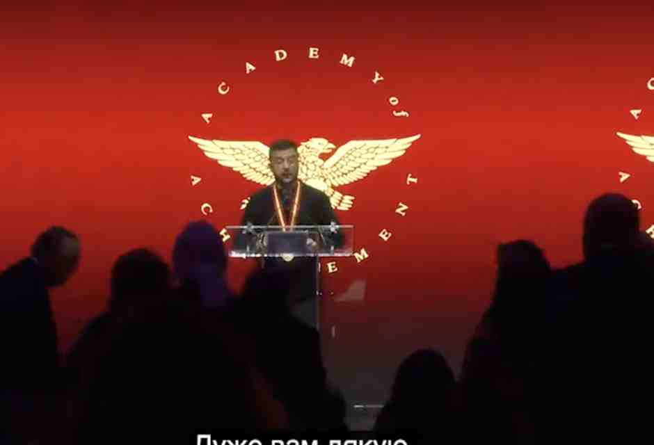 Quasi un Nobel per la Pace: Zelensky premiato dal Golden Plate Award