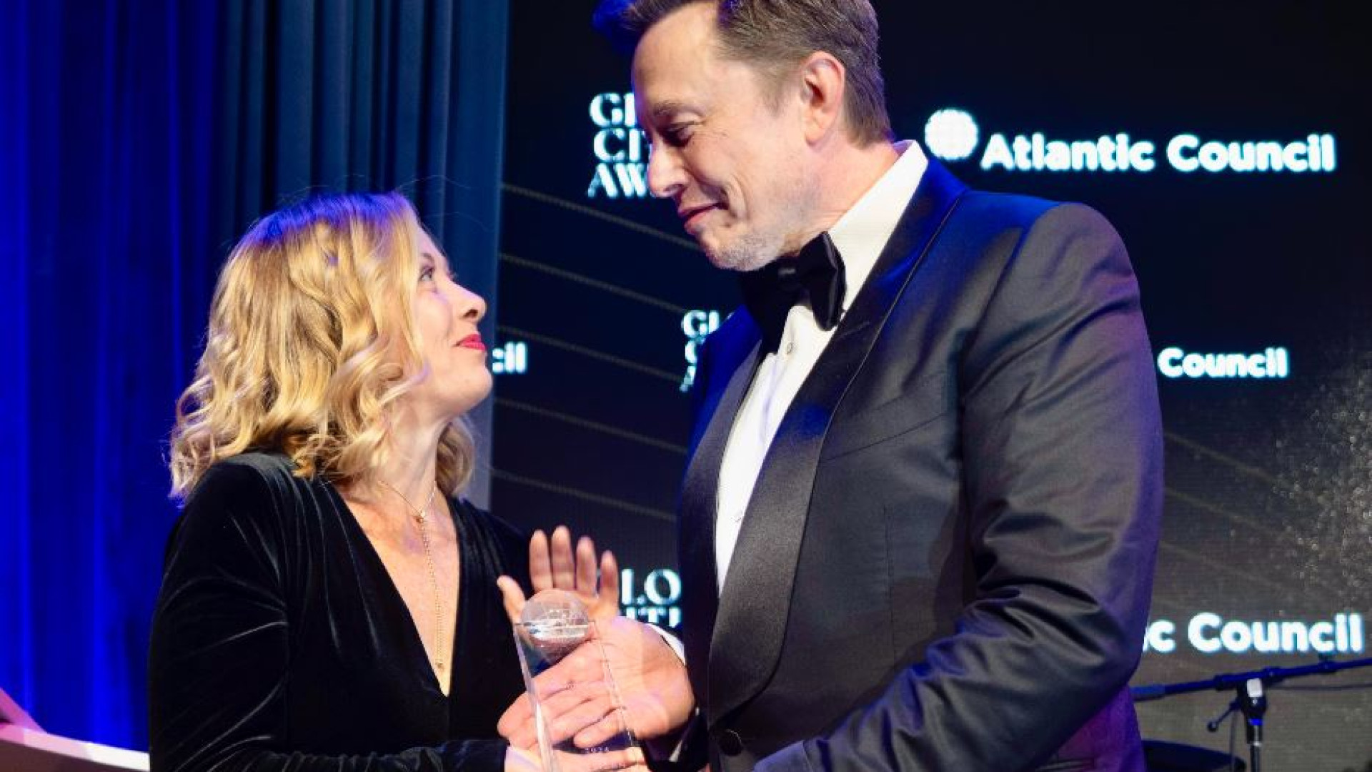Immagine di Musk premia la Meloni "patriottica". E lei: «Occidente, sveglia»