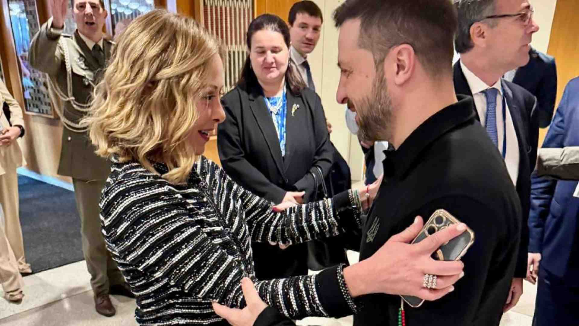Immagine di Meloni a Zelensky: «Continueremo ad essere al tuo fianco»