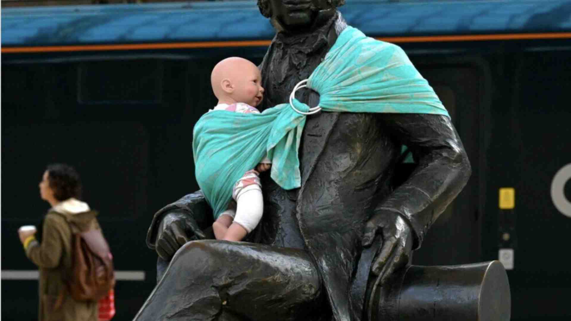 Immagine di Le proteste si fanno anche sulle statue, ma a loro non importa