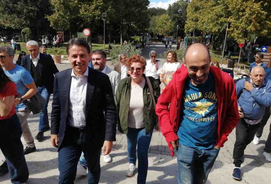 Giuseppe Conte alla Marcia per la Pace (foto Ansa)
