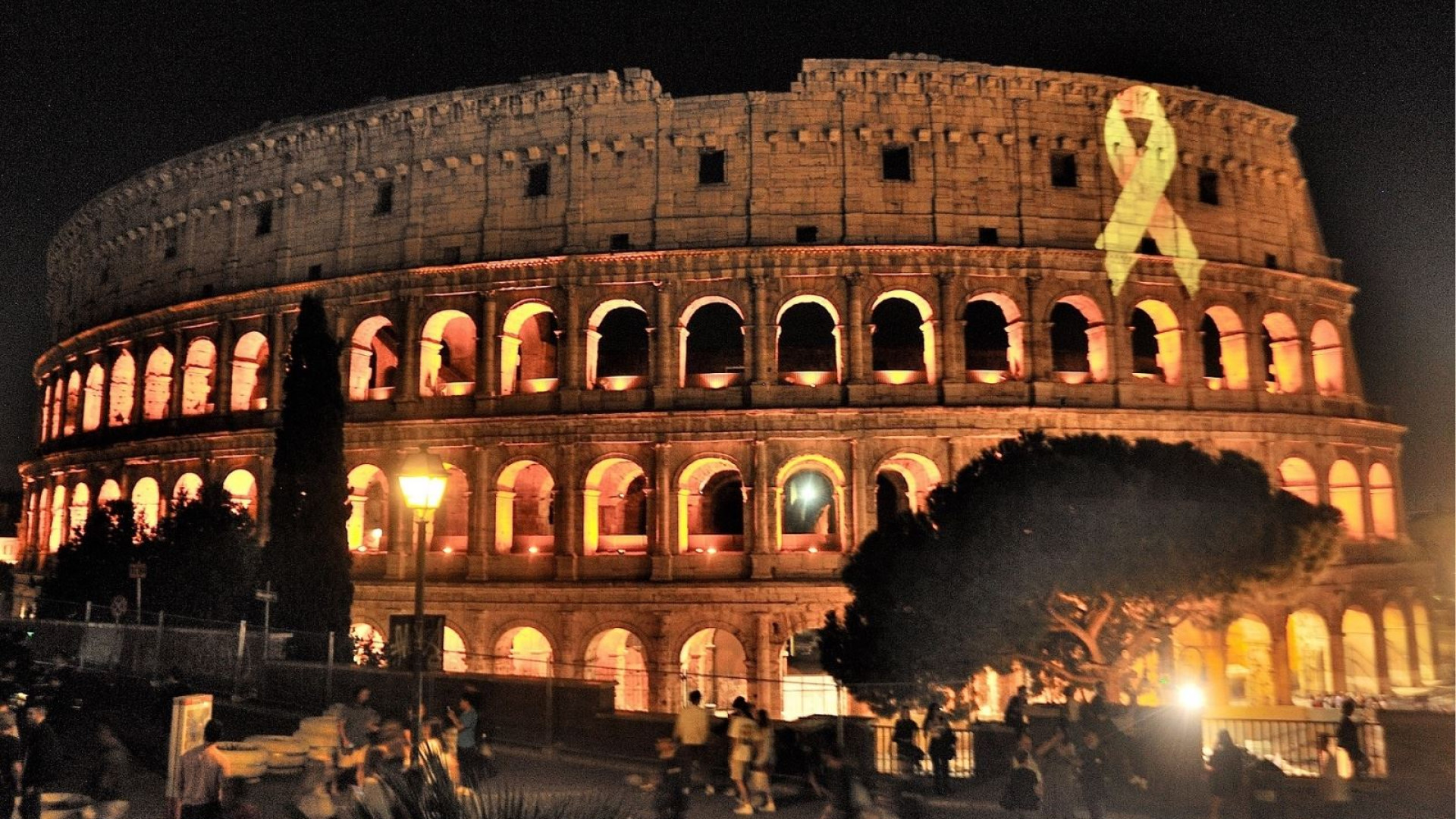 Immagine di Un nastro d'oro illumina il Colosseo per aiutare i bambini malati di cancro