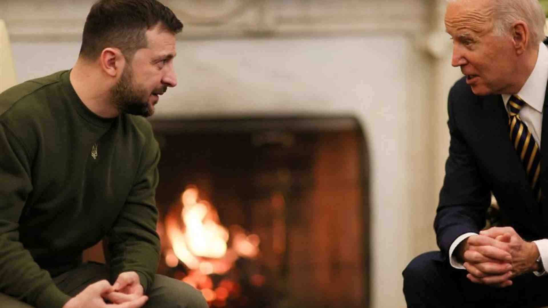 Immagine di Biden riceve Zelensky e promette nuove armi. Putin prepara la "lista atomica"
