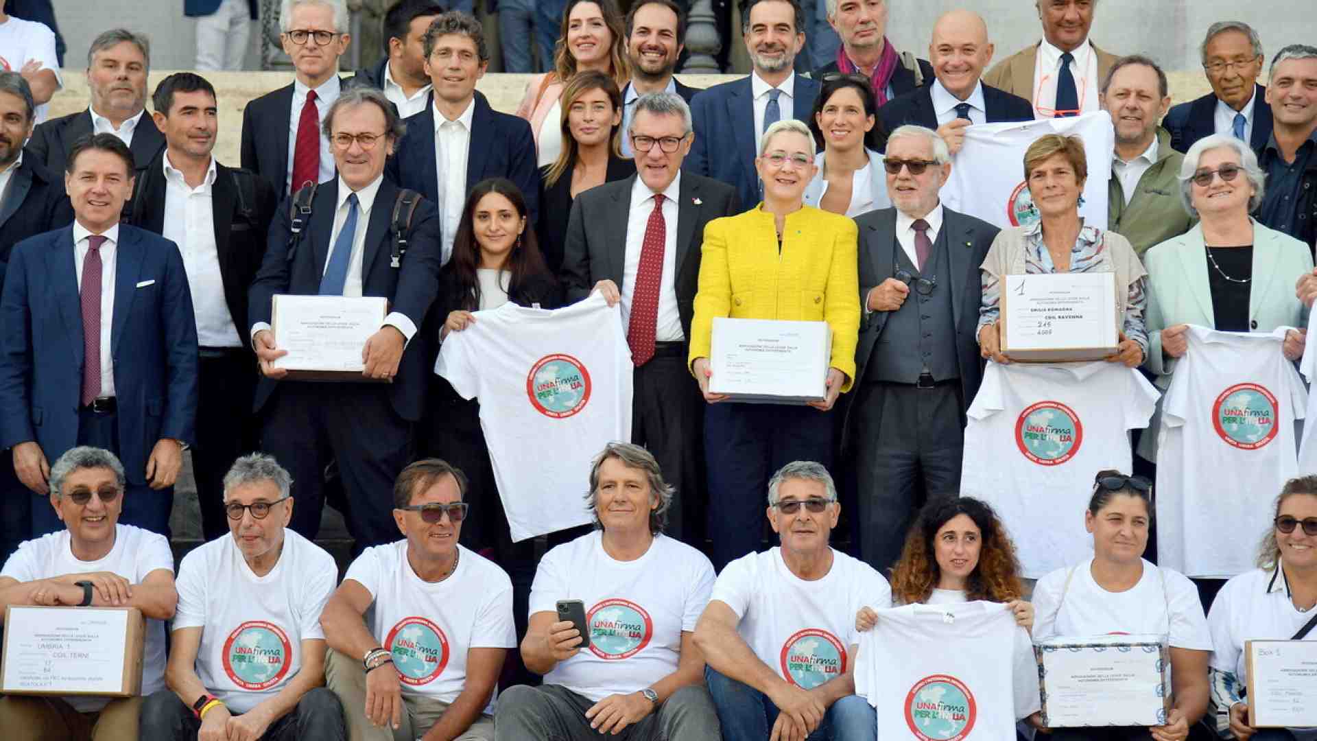 Immagine di Il campo largo deposita le firme del referendum contro l'Autonomia ma la Rai oscura la foto di gruppo