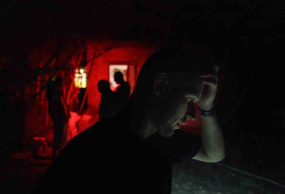 Un veterano dell'esercito ucraino, fuori da una casa abbandonata nel Donbass (AP Photo/David Goldman)&nbsp;<br />
