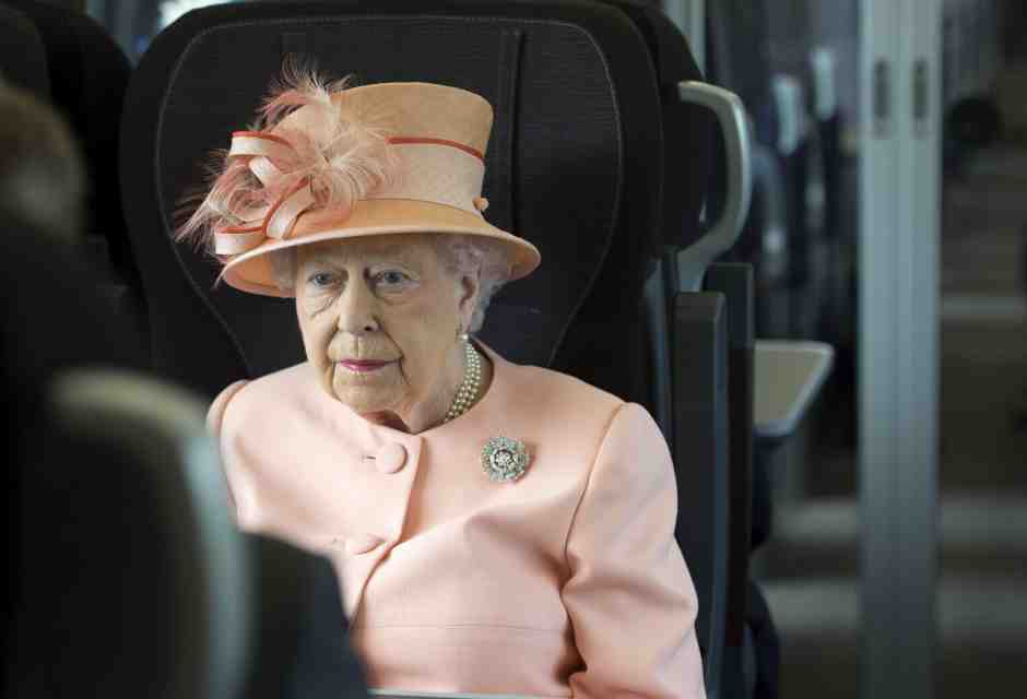 La regina Elisabetta in treno, in uno scatto del giugno 2017 (Foto di Paul Edwards - WPA Pool/Getty Images)&nbsp;<br />