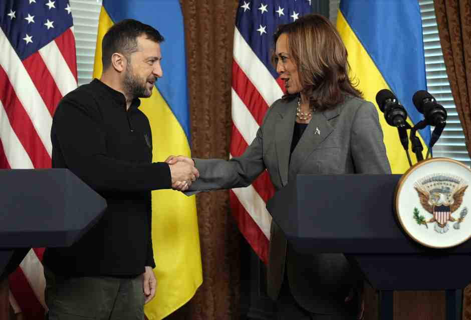 I difficili passi di Zelensky in America. Vede Harris e oggi incontrerà Trump