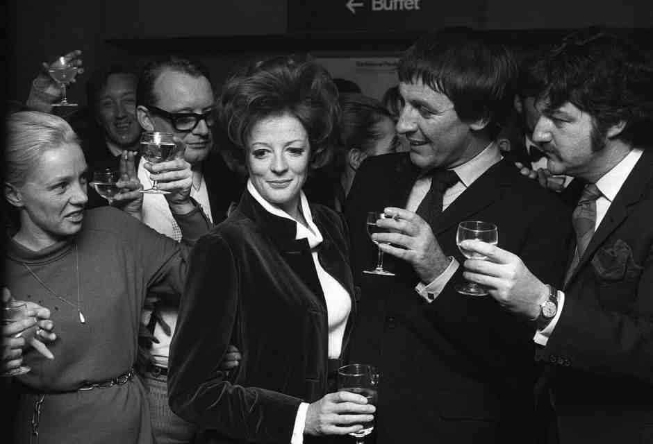 &nbsp;Maggie Smith festeggia la vittoria come miglior attrice agli Oscar 1970 per il film &ldquo;La strana voglia di Jean&rdquo; - foto via Getty Images
