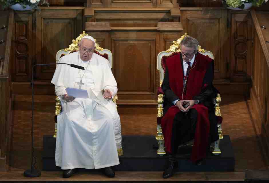 Il Papa va in Belgio e bastona relativisti e cultori del pensiero debole