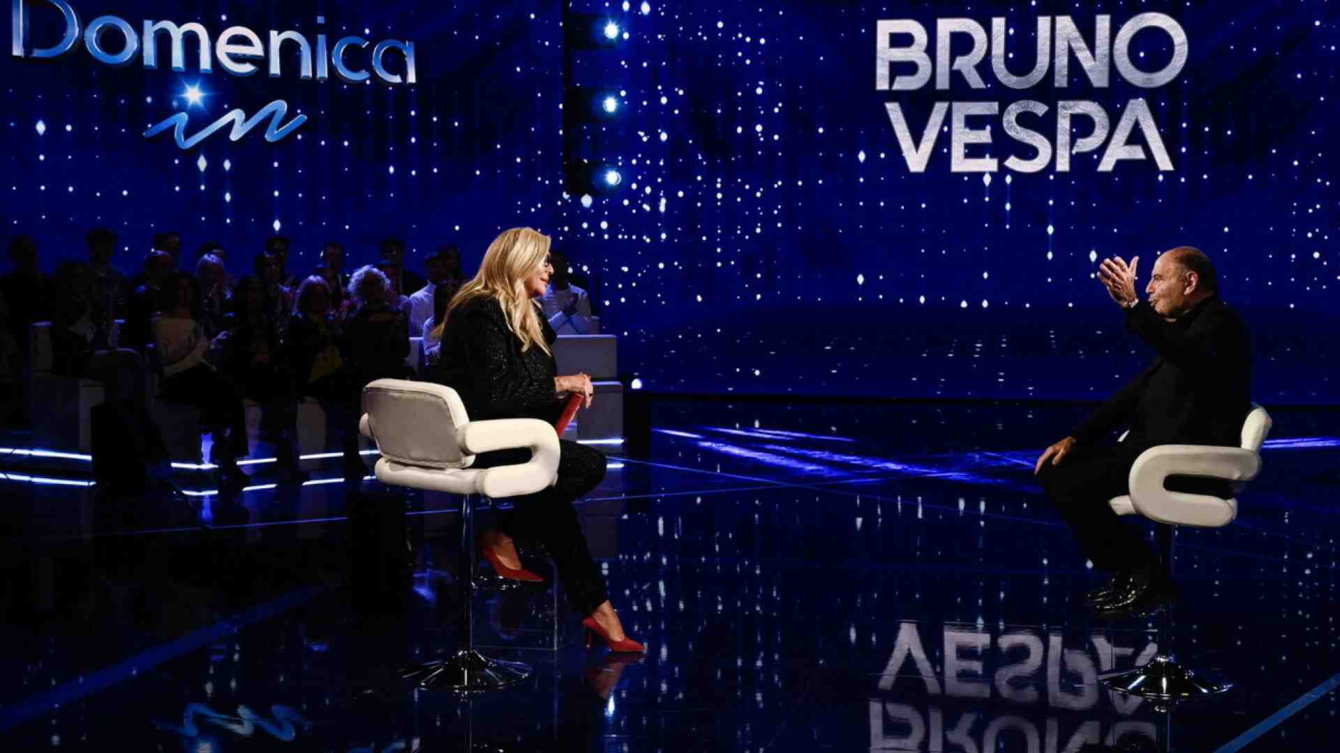 Immagine di La tv si parla addosso e fa sparire gli spettatori. Solo con gli ultrasessantenni si tira avanti