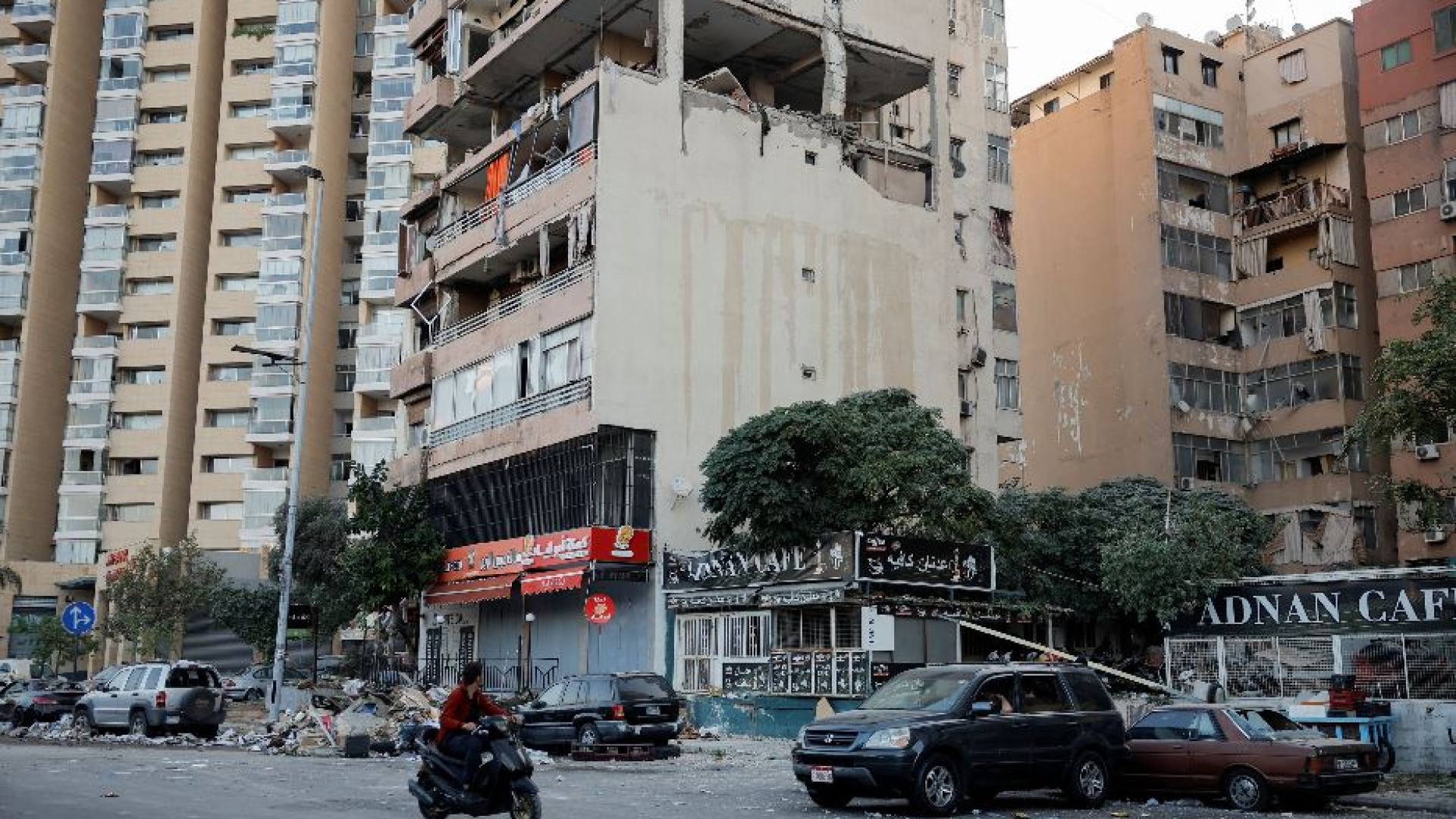Immagine di Raid su Beirut, Hezbollah: «Resistiamo». Netanyahu: «L'Iran sarà libero»