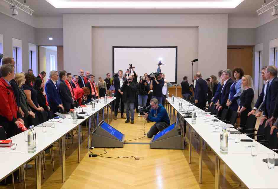 Nel Palazzo di Herrenhausen gli operai della IG Metall davanti alla tribuna dei manager, l&rsquo;uno accanto all&rsquo;altro, preoccupati (foto Getty)&nbsp;<br />