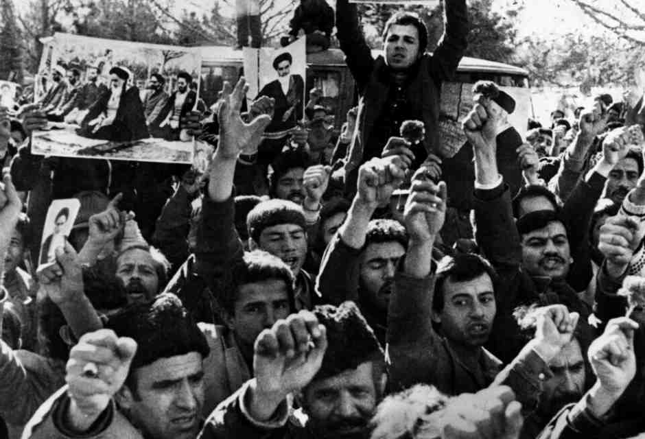 L'Ayatollah Khomeini nella foto: la folla inneggia al ritorno dell'ayatollah Khomeini per le strade di Teheran nel 1979 durante la rivoluzione islamica - foto LaPresse